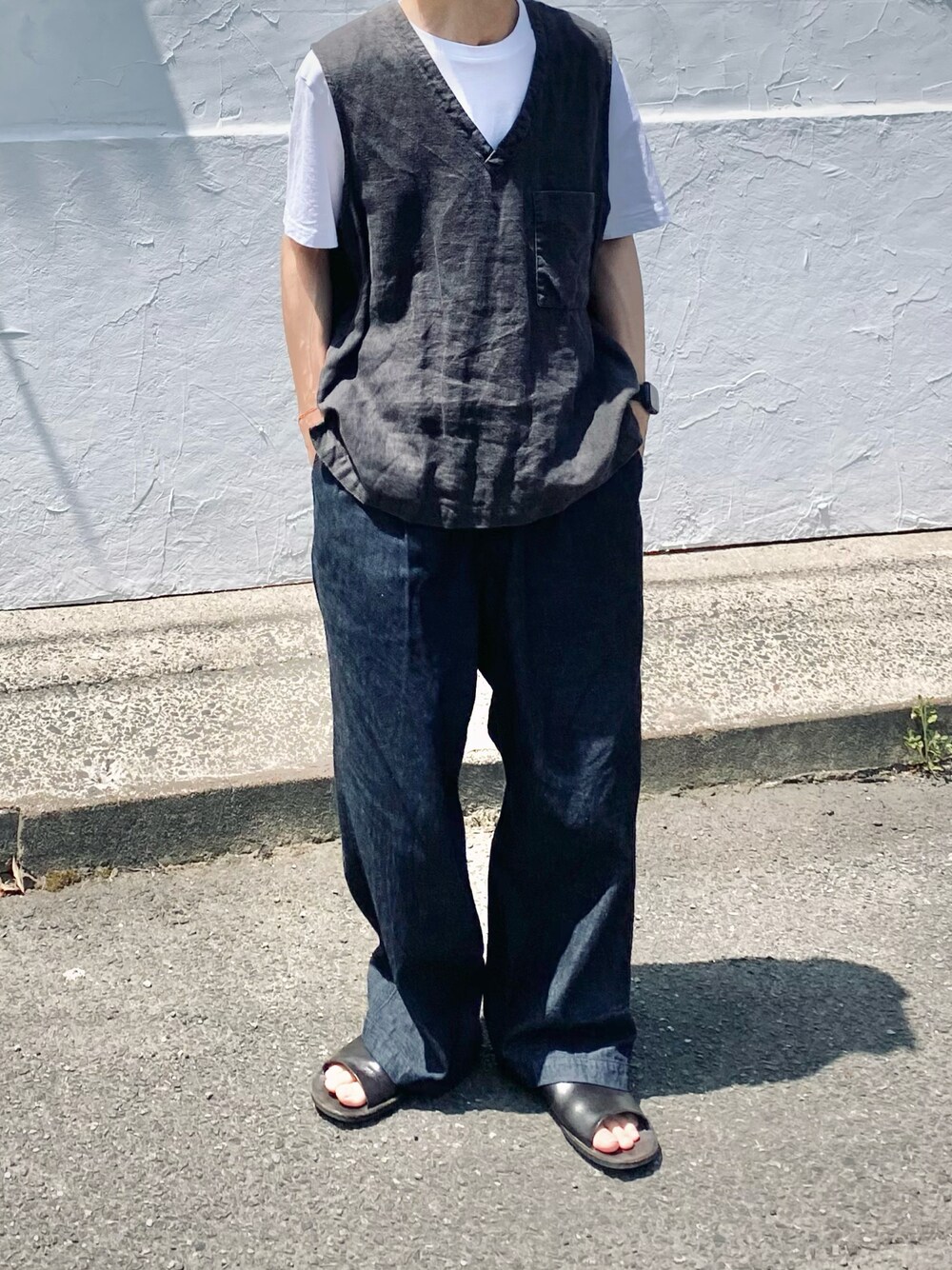 「シンプルスタイル、ワイドパンツ、夏コーデ、Tシャツ、ベスト、サンダル、CONFECT」｜「confectのアイテム（パンツ、ブルー系）」を使った、kazuさん（メンズ・170cm）の春コーディネートの1枚目の写真