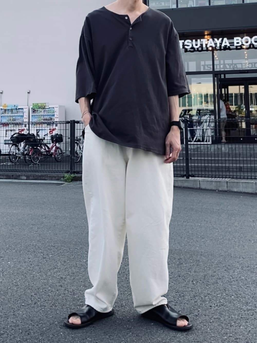 「カジュアルコーデ、今日のコーデ、シンプル、オトナカジュアル、ヘンリーネック、ホワイトパンツ、サンダル、ジャーナルスタンダード、CONFECT」｜「confectのアイテム（Tシャツ/カットソー、ブラック系）」を使った、kazuさん（メンズ・170cm）の夏コーディネートの1枚目の写真