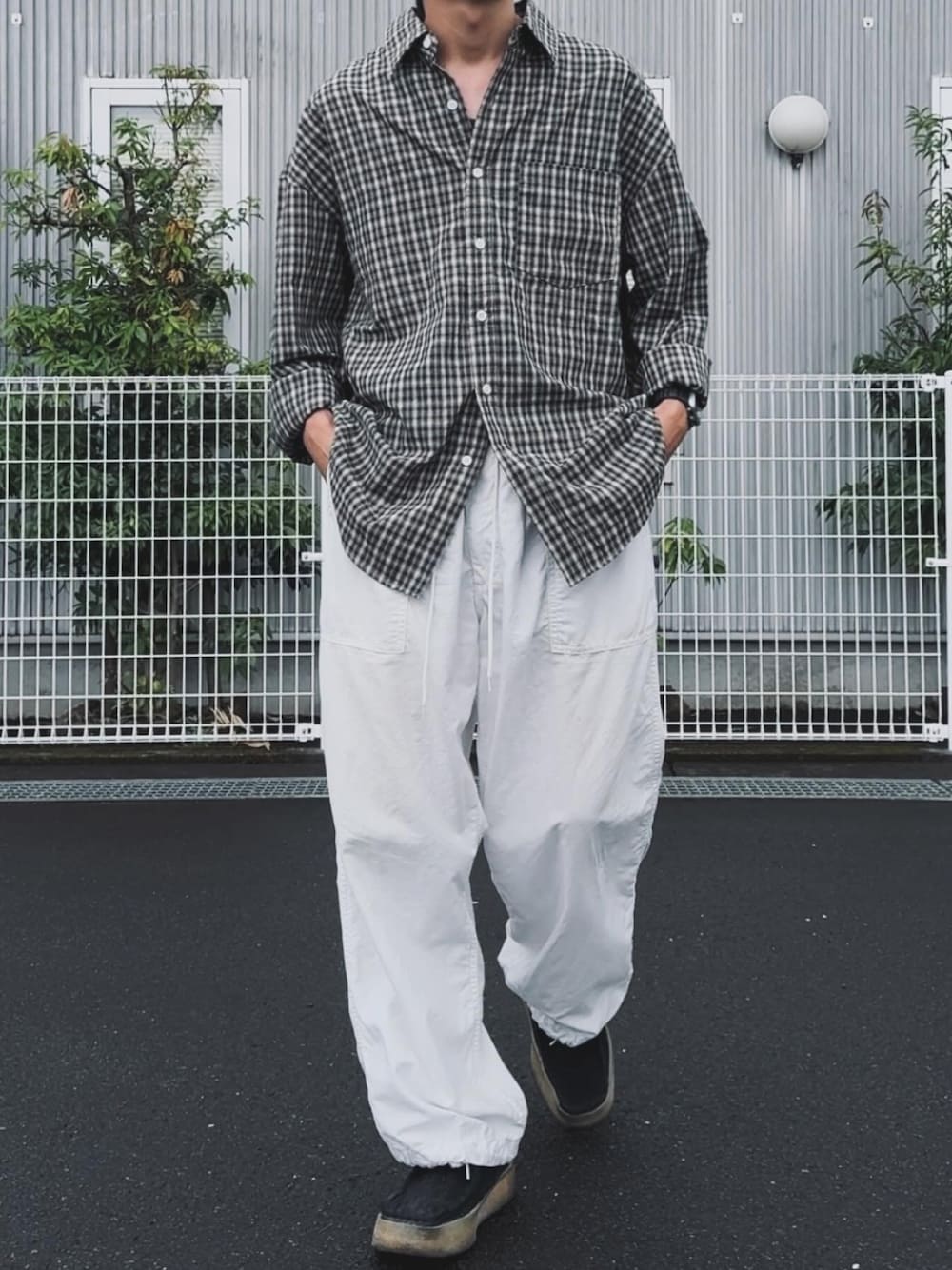 「チェック、シンプルコーデ、今日のコーデ、クラークス、秋っぽコーデ更新中」｜「Clarksの【CLARKS/クラークス】ワラビー JS EXCLUSIVE（その他シューズ、ブラック系）」を使った、kazuさん（メンズ・170cm）の秋コーディネートの1枚目の写真