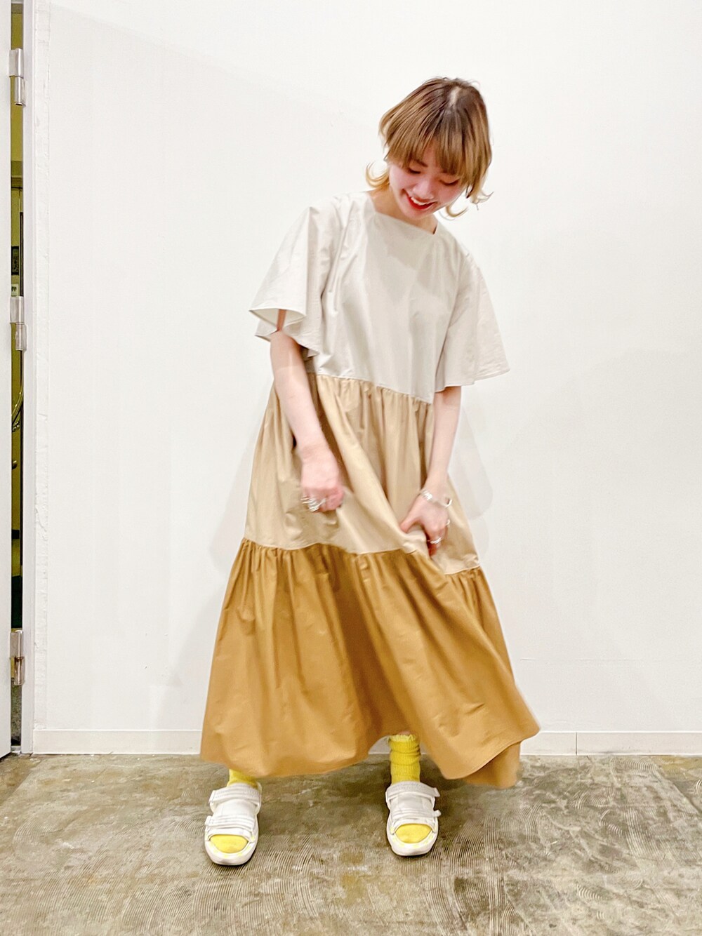 ベージュ系のワンピース、ホワイト系のシューズ、その他のその他を着用したレディースの春コーディネートの1枚目の写真