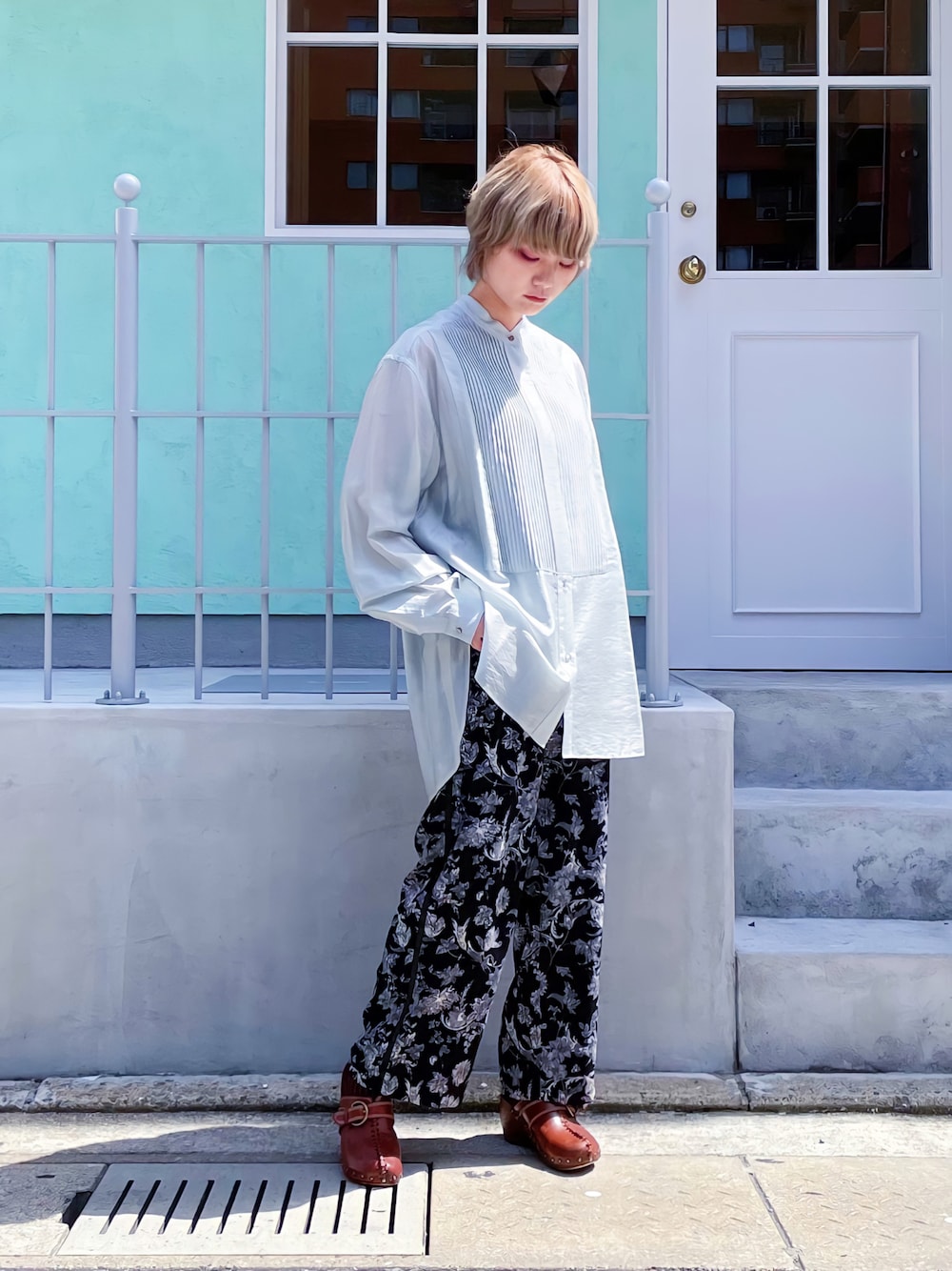 ブルー系のシャツ/ブラウス、ブラック系のその他パンツ、ブラウン系のその他シューズを着用したレディースの秋コーディネートの1枚目の写真