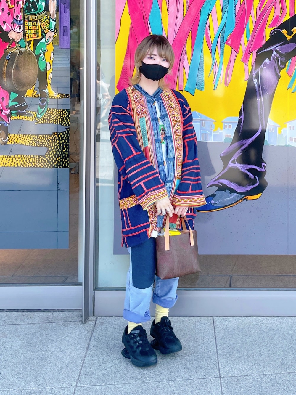 ブラウン系のバッグ、ブルー系のジャケット/アウター、ホワイト系のトップスを着用したレディースの春コーディネートの1枚目の写真