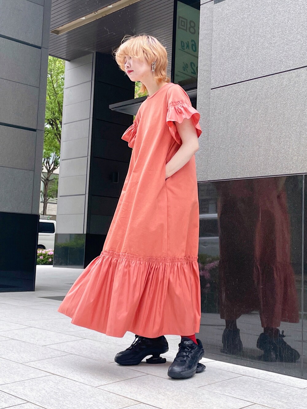「淡色コーデ、アウトドアスタイル、春夏コーデ、結婚式、休日スタイル、古着MIX、カラーソックス、ビッグシルエット、マーメイド、HERENCIA、ヘレンチア、相互フォロー、ロングワンピース、楽チンコーデ、ワンピース」｜「HERENCIAの【WEB限定】異素材 ドッキング カット ワンピース（ドレス、ピンク系）」を使った、ちゃまさん（レディース・155cm）の春コーディネートの1枚目の写真
