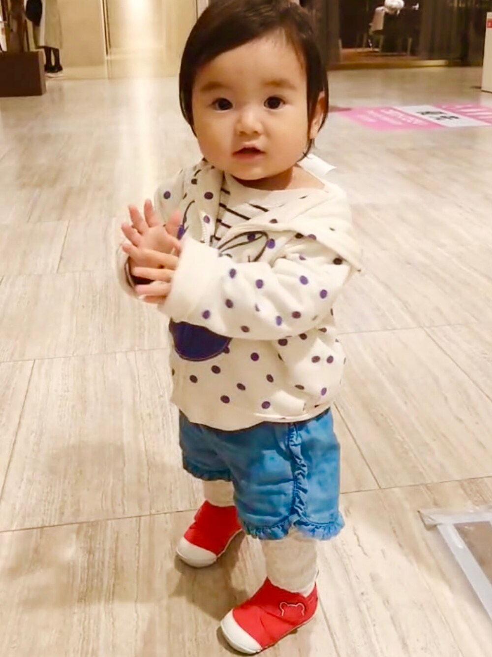 「キッズファッション、休日スタイル、女の子、キッズコーデ、はるコーデ、赤ちゃんコーデ、1歳3カ月」｜「GAPのBabygap | Disney ミニーマウス パーカー（パーカー、ホワイト系）」を使った、ヒナさん（キッズ・80cm）の春コーディネートの1枚目の写真