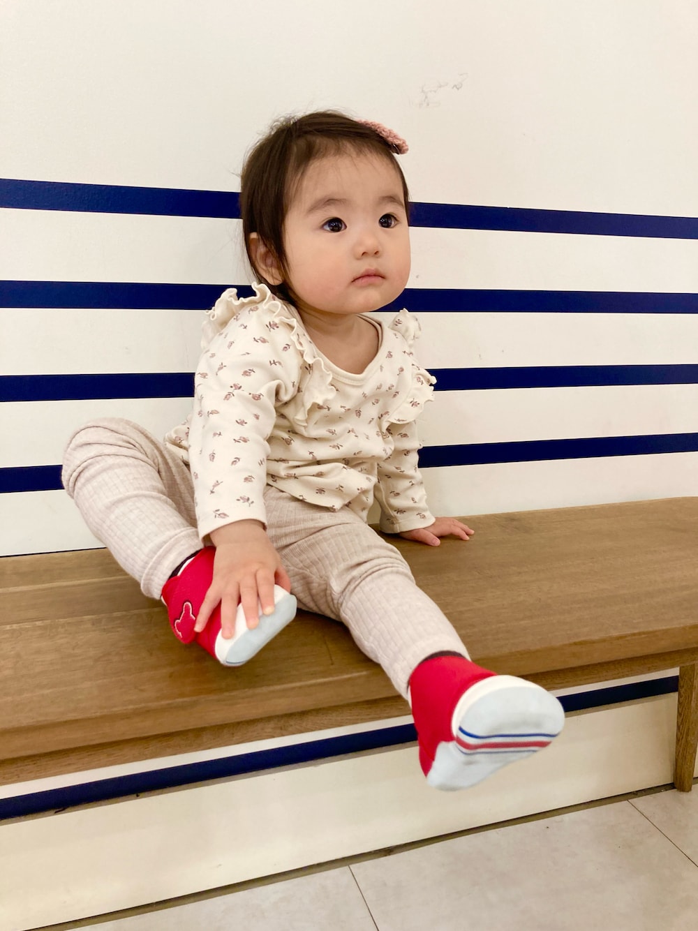 「キッズコーデ、キッズファッション、休日スタイル、女の子、はるコーデ、赤ちゃんコーデ、1歳3ヶ月」｜「MIKI HOUSEのミキハウス　セカンドベビーシューズ（スニーカー、レッド系）」を使った、ヒナさん（キッズ・80cm）の春コーディネートの1枚目の写真
