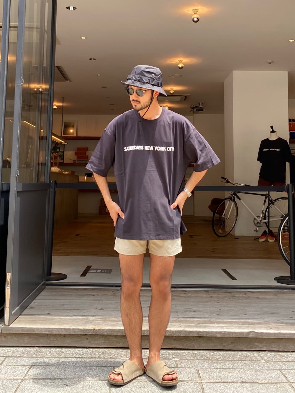 「夏コーデ、シンプル、カジュアルコーデ、ビッグT、リラックススタイル、ハーフパンツ、ビルケンシュトック、ラフ、サタデーズ ニューヨークシティ (Saturdays NYC)、SATURDAYS SURF NYC」｜「Saturdays NYCのBoonie Windbreaker Hat（ハット、ブラック系）」を使った、Tomさん（メンズ・172cm）の夏コーディネートの1枚目の写真
