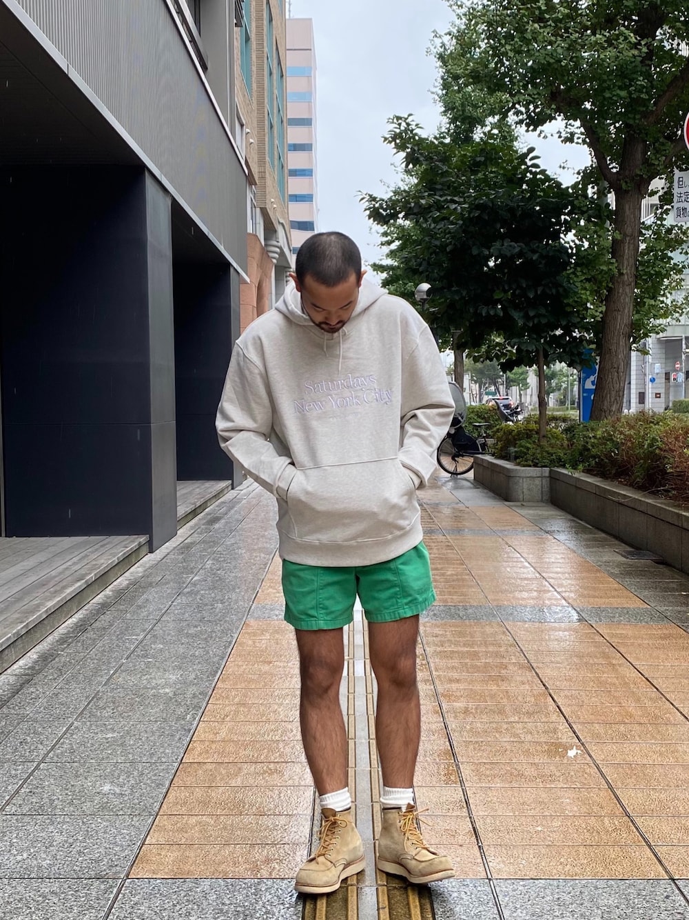 「秋のコーデ、ゆるコーデ、ビッグシルエット、ハーフパンツ、パーカー、ブーツ、レッドウィング、SATURDAYS SURF NYC、サタデーズ ニューヨークシティ (Saturdays NYC)」｜「Saturdays NYCのDitch Miller Standard Hoodie（スウェット、グレー系）」を使った、Tomさん（メンズ・172cm）の秋コーディネートの1枚目の写真