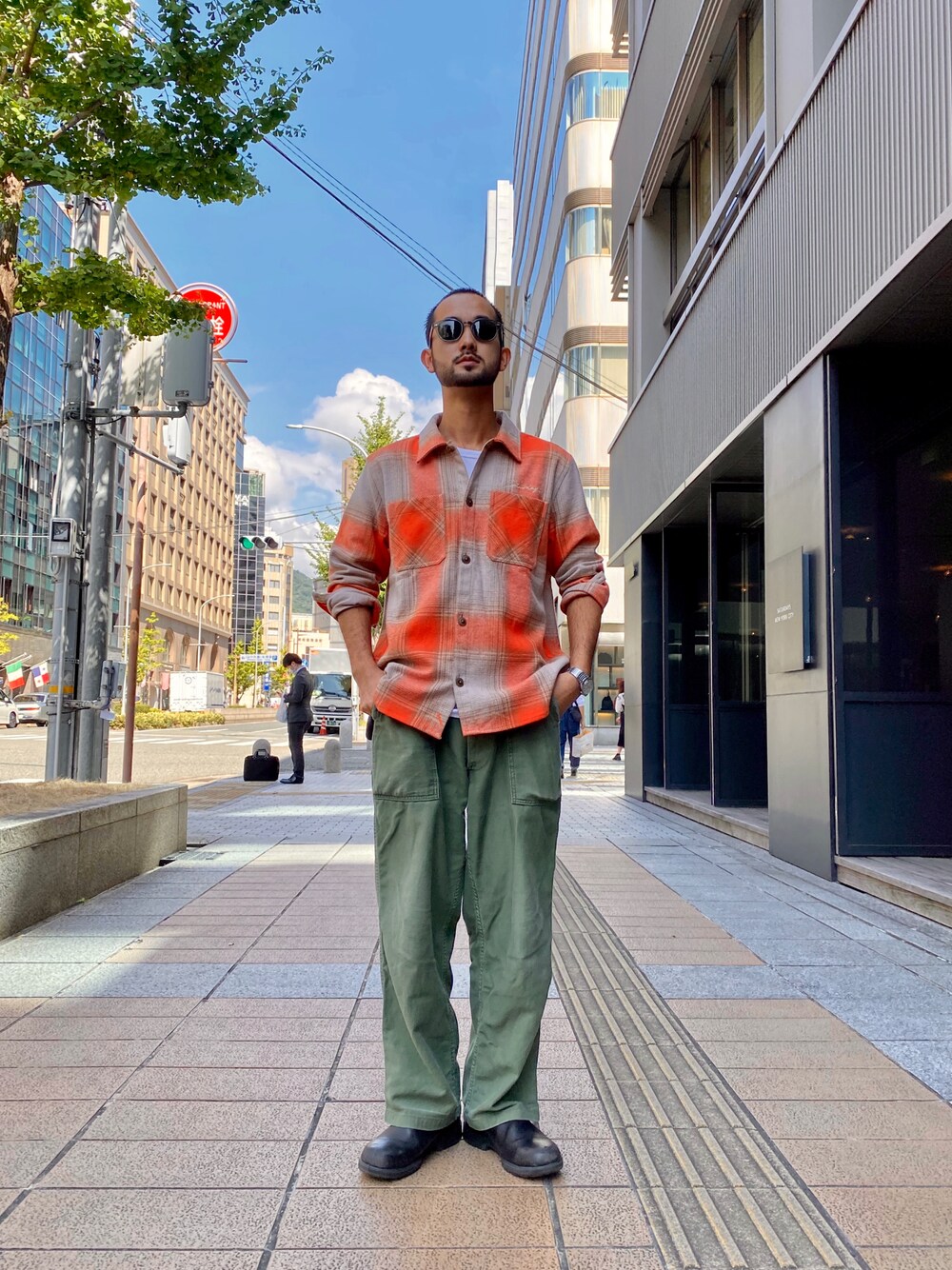 「シンプル、休日スタイル、カジュアルコーデ、秋服、シャツスタイル、チェックシャツ、ミリタリー、ブーツ、SATURDAYS SURF NYC、サタデーズ ニューヨークシティ (Saturdays NYC)」｜「Saturdays NYCのRyan Flannel Work Shirt（シャツ/ブラウス、レッド系）」を使った、Tomさん（メンズ・172cm）の秋コーディネートの1枚目の写真