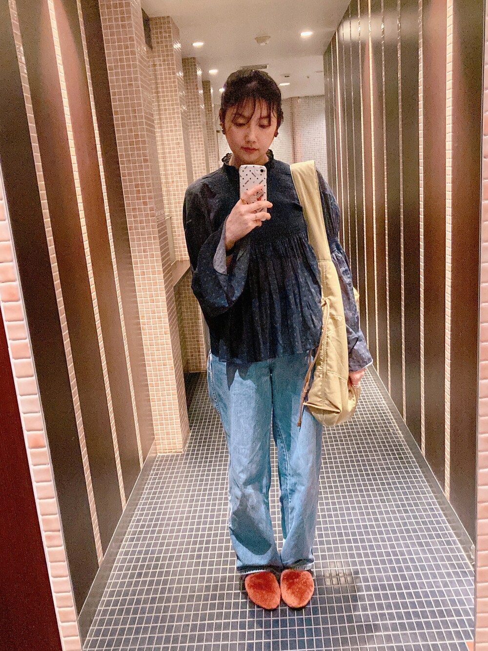 「デニムコーデ、ラクチンコーデ、シアートップス、デカバッグ、UNIQLO」｜「UNIQLOのアイテム（デニムパンツ、ブルー系）」を使った、NAHOさん（レディース・162cm）の春コーディネートの1枚目の写真