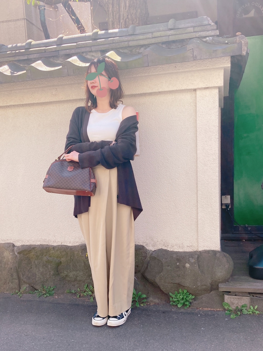 「春コーデ、オトナカジュアル、ゆるコーデ、大人カジュアル、ベージュ、コンバース、ワイドパンツ、オールドセリーヌ」｜「STUDIO NICHOLSONのアイテム（スラックス、ベージュ系）」を使った、NAHOさん（レディース・162cm）の春コーディネートの1枚目の写真