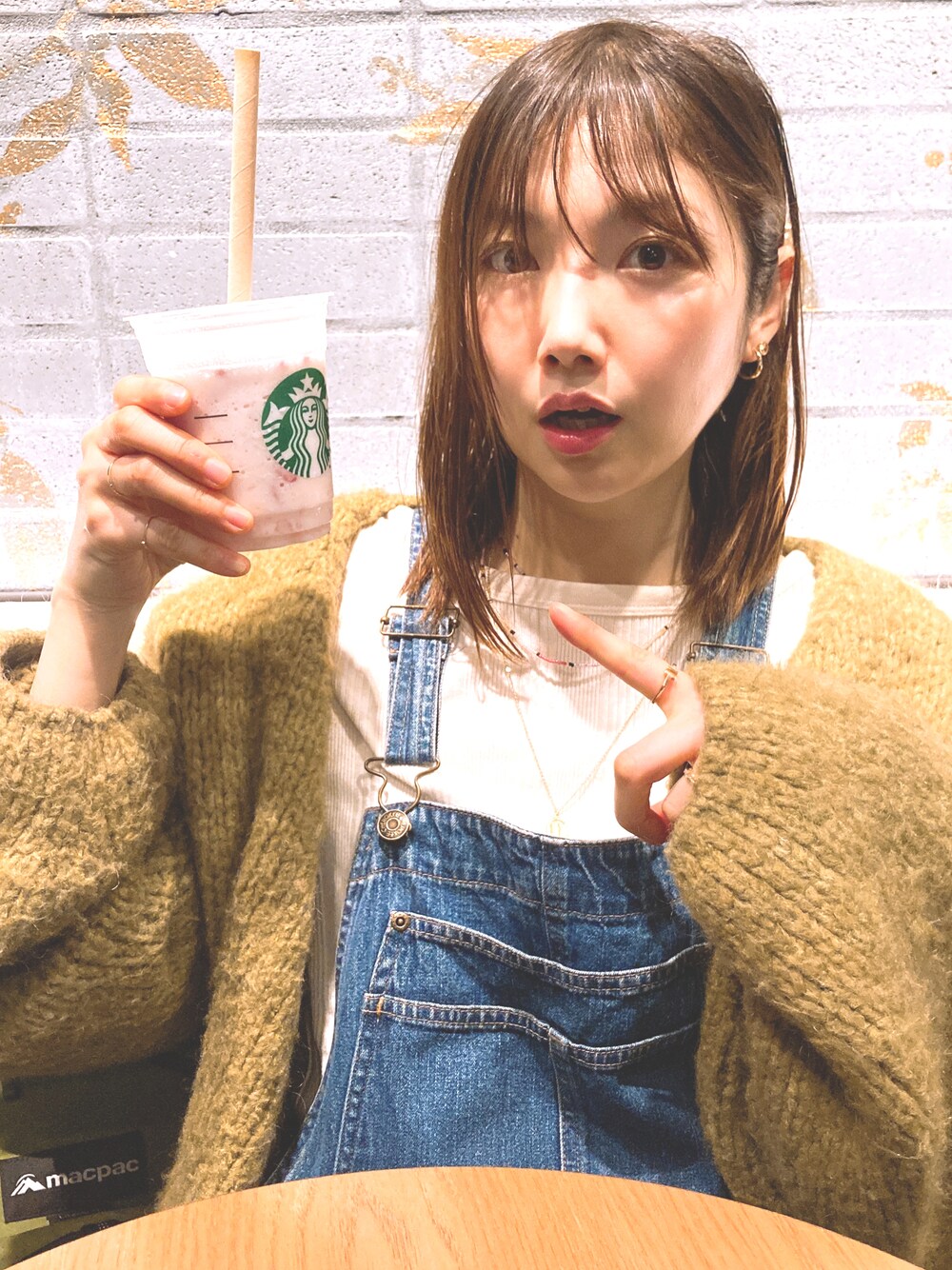 「スタバ、オトナカジュアル、休日コーデ、ゆるコーデ、オーバーオール、春カラー、骨格ストレート、古着MIX、デニムコーデ」｜「Cherokeeのアイテム（サロペット/オーバーオール、ブルー系）」を使った、NAHOさん（レディース・162cm）の冬コーディネートの1枚目の写真