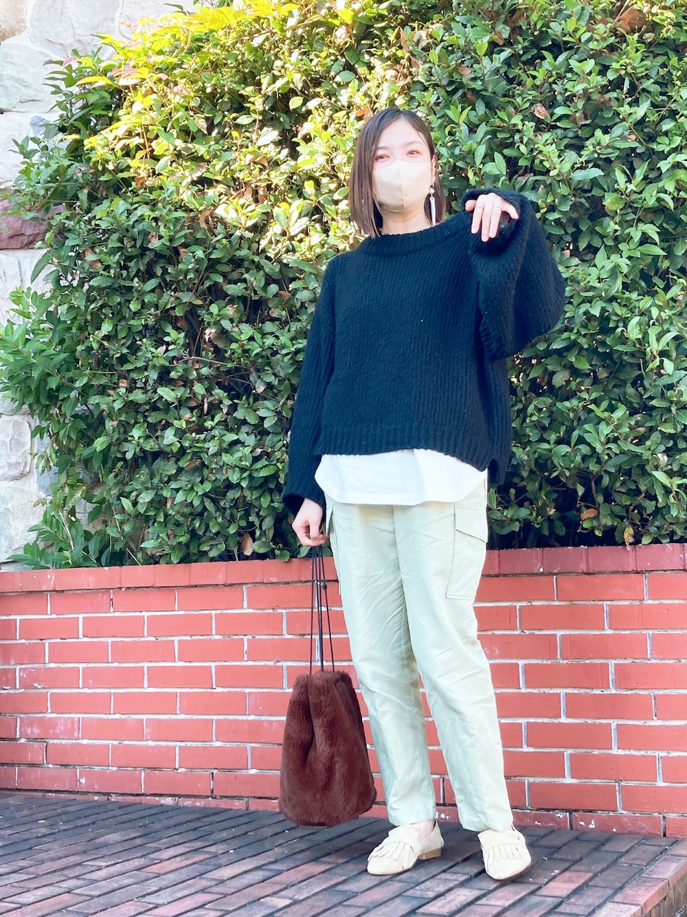 「WEARハロウィン2022、秋のコーデ、カジュアルコーデ、カーゴパンツ、ローファー、モヘアニット、レイヤードスタイル、ファーバッグ」｜「SLOBE IENAのフラッフィーカシミヤ3Gニット◆（ニット/セーター、ブラック系）」を使った、NAHOさん（レディース・162cm）の秋コーディネートの1枚目の写真
