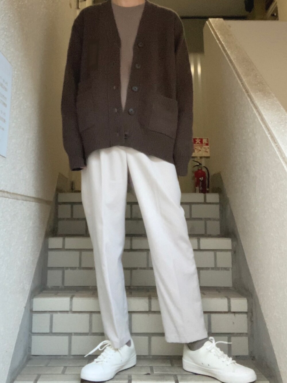 「カーディガン、ベージュ、UNIQLO、スラックス、ブラウン、白スニーカー、白パンツ、+J、秋冬コーデ、どしたん？話聞こうか^_^」｜「UNIQLOのプレミアムラムVネックカーディガン（長袖）（カーディガン/ボレロ、ブラウン系）」を使った、ともきさん（メンズ・171cm）の秋コーディネートの1枚目の写真