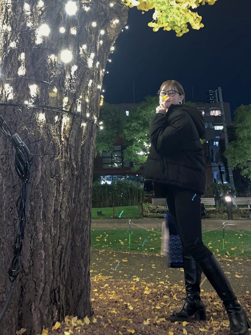 「オトナ女子、今日のコーデ、ootd、休日スタイル、おしゃれさんと繋がりたい、高身長女子、骨格ストレート、きれいめカジュアル、いいね、save、フォローお願いします🤑、めがね」｜「GRLのカラーフードエコダウンジャケット（ダウンジャケット/コート、ブラック系）」を使った、しゃけまるさん（レディース・165cm）の冬コーディネートの1枚目の写真