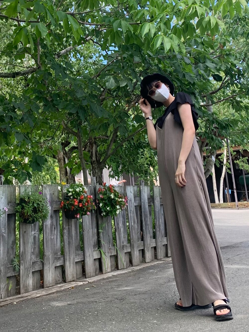 「休日コーデ、カジュアルコーデ、ラクチンコーデ、おしゃれさんと繋がりたい、いいね、save、フォローお願いします🤑、オトナ女子、しまむら、しまむらコーデ部、着回し抜群、オールインワン」｜「UNIQLOのラッフルスリーブT（半袖）（Tシャツ/カットソー、ブラック系）」を使った、しゃけまるさん（レディース・165cm）の夏コーディネートの1枚目の写真