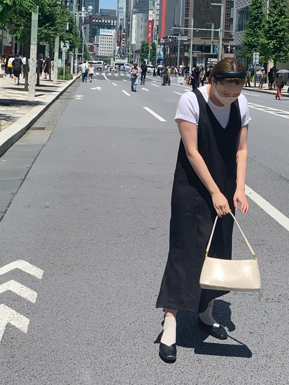 「オトナカジュアル、春夏コーデ、ootd、プチプラコーデ、ラフ、白Tシャツ、シンプル、しまむら、ユニクロ、GU、おしゃれさんと繋がりたい」｜「しまむらのアイテム（ジャンパースカート、ブラック系）」を使った、しゃけまるさん（レディース・165cm）の春コーディネートの1枚目の写真