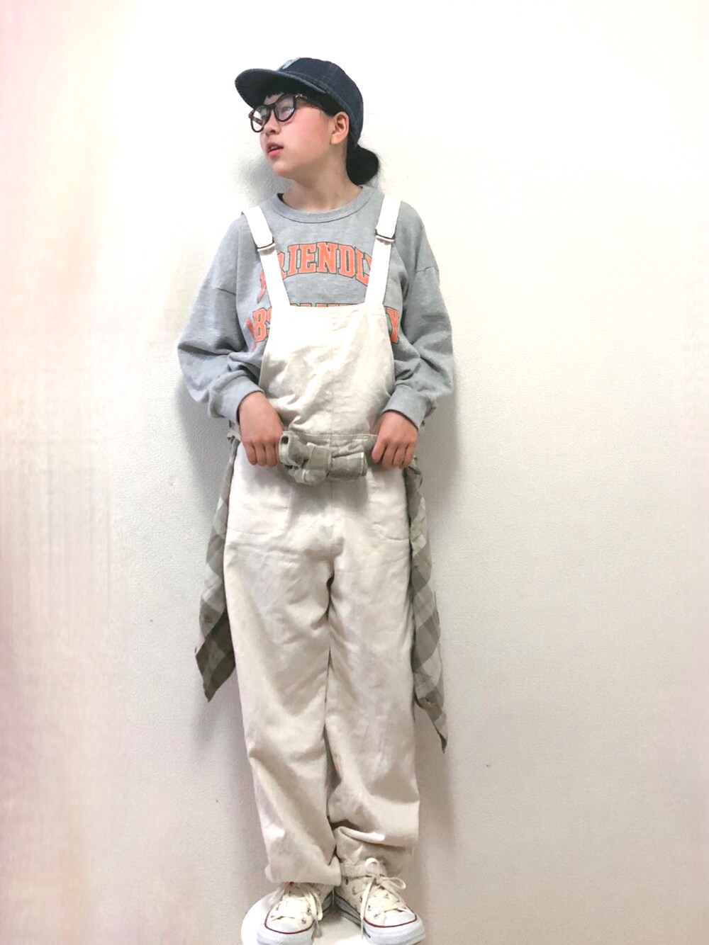 「レイヤードスタイル、キャップ、めがね、サロペット、シャツスタイル、ロゴスウェット、コンバース、白スニーカー」｜「Life Support Productsのウラケヴィンテージプリントトレーナー（80～150cm）（スウェット、グレー系）」を使った、りちゅ♡♡さん（キッズ・145cm）の春コーディネートの1枚目の写真