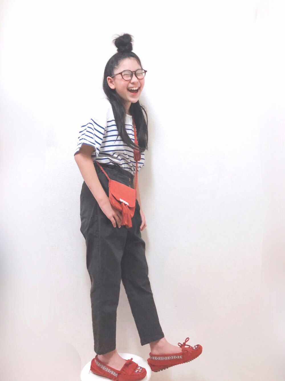 「シンプルコーデ、ボーダー、テーパードパンツ、ミネトンカ、ポシェット、めがね、タックイン、ootd、大人カジュアル」｜「apres les coursのハイウエストテーパードパンツ 9分丈（その他パンツ、グレー系）」を使った、りちゅ♡♡さん（キッズ・136cm）の秋コーディネートの1枚目の写真