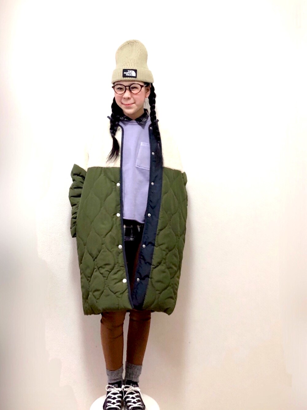 「チェックシャツ、ニット帽、めがね、レイヤードスタイル、スニーカーコーデ、THE NORTH FACE、キルティングジャケット、冬のコーデ、チェッカーず2021、カラーパンツ」｜「THE NORTH FACEのザ・ノース・フェイス　ロゴニットキャップ / カプッチョリッド（ニットキャップ/ビーニー、ベージュ系）」を使った、りちゅ♡♡さん（キッズ・139cm）の秋コーディネートの1枚目の写真