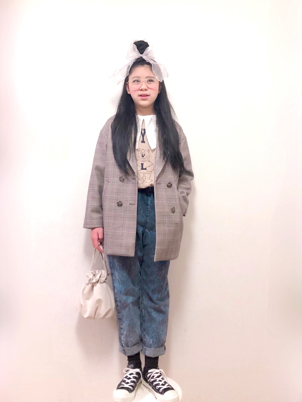 「チェスターコート、チェック、デニムパンツ、ビッグカラー、ロンT、めがね、リボン、巾着バッグ、ジャケット、タックイン、春アウター」｜「GLOBAL WORKの【キッズ】コクーンチェスターコート/841399（チェスターコート、ブラウン系）」を使った、りちゅ♡♡さん（キッズ・139cm）の冬コーディネートの1枚目の写真