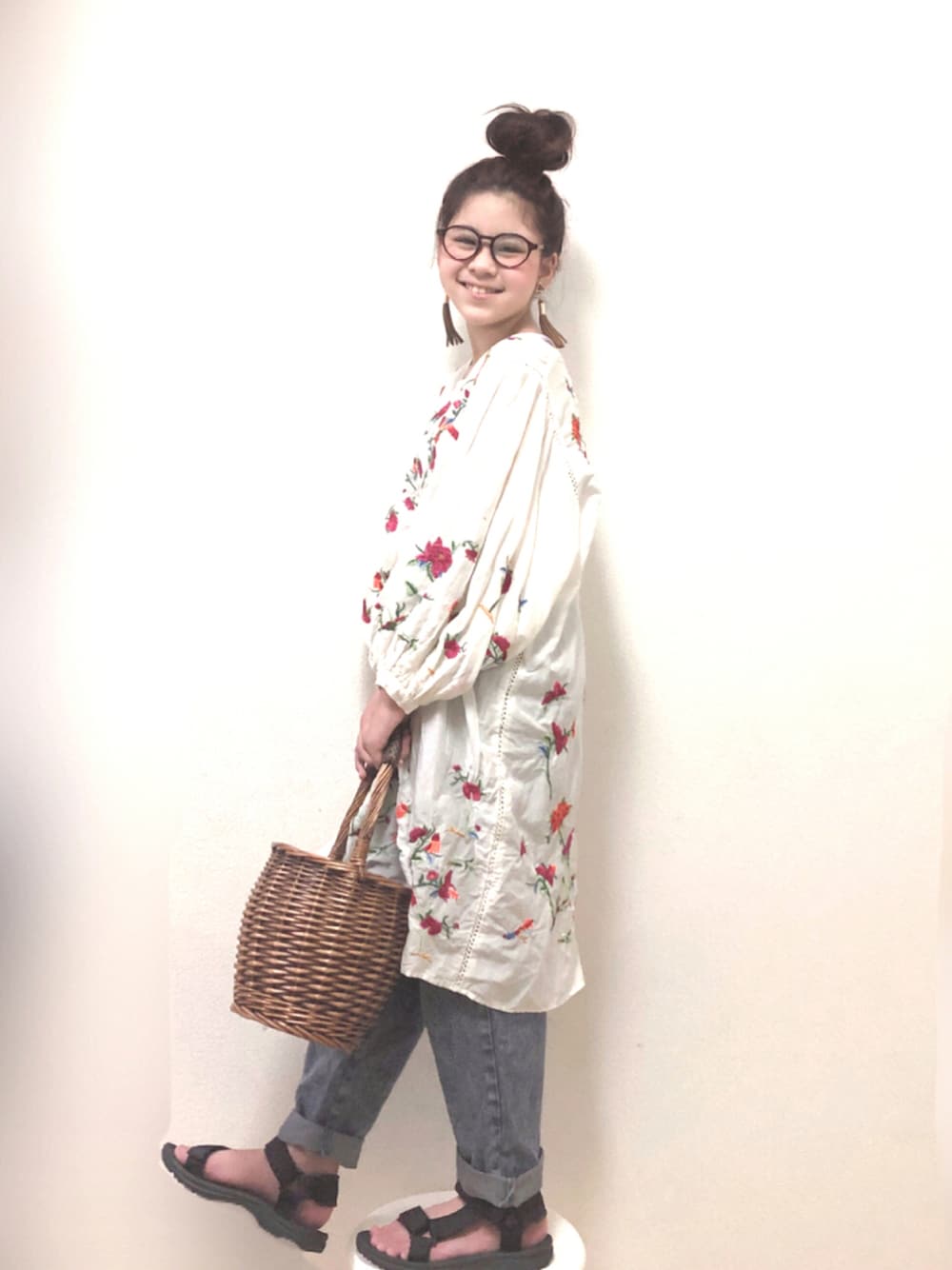 「チュニック、刺繍、刺繍ワンピース、デニム、おだんごヘアー、ootd、かごバッグ、サンダル、ボリューム袖」｜「ZARAのアイテム（チュニック、ホワイト系）」を使った、りちゅ♡♡さん（キッズ・136cm）の夏コーディネートの1枚目の写真