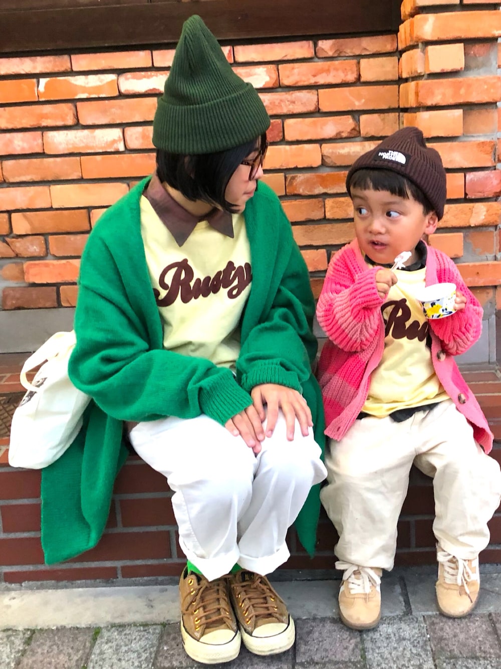 「冬コーデ、クリスマスに着たい服、クリスマスコーデ、カーディガン、リンクコーデ、コンバース、ニット帽、チェックシャツ、UNIQLO、チェック、レイヤードスタイル、ホワイトパンツ、ロゴT、中学生」｜「3coinsのリブニットビーニー（ニットキャップ/ビーニー、グリーン系）」を使った、りちゅ♡♡さん（キッズ・150cm）の冬コーディネートの1枚目の写真