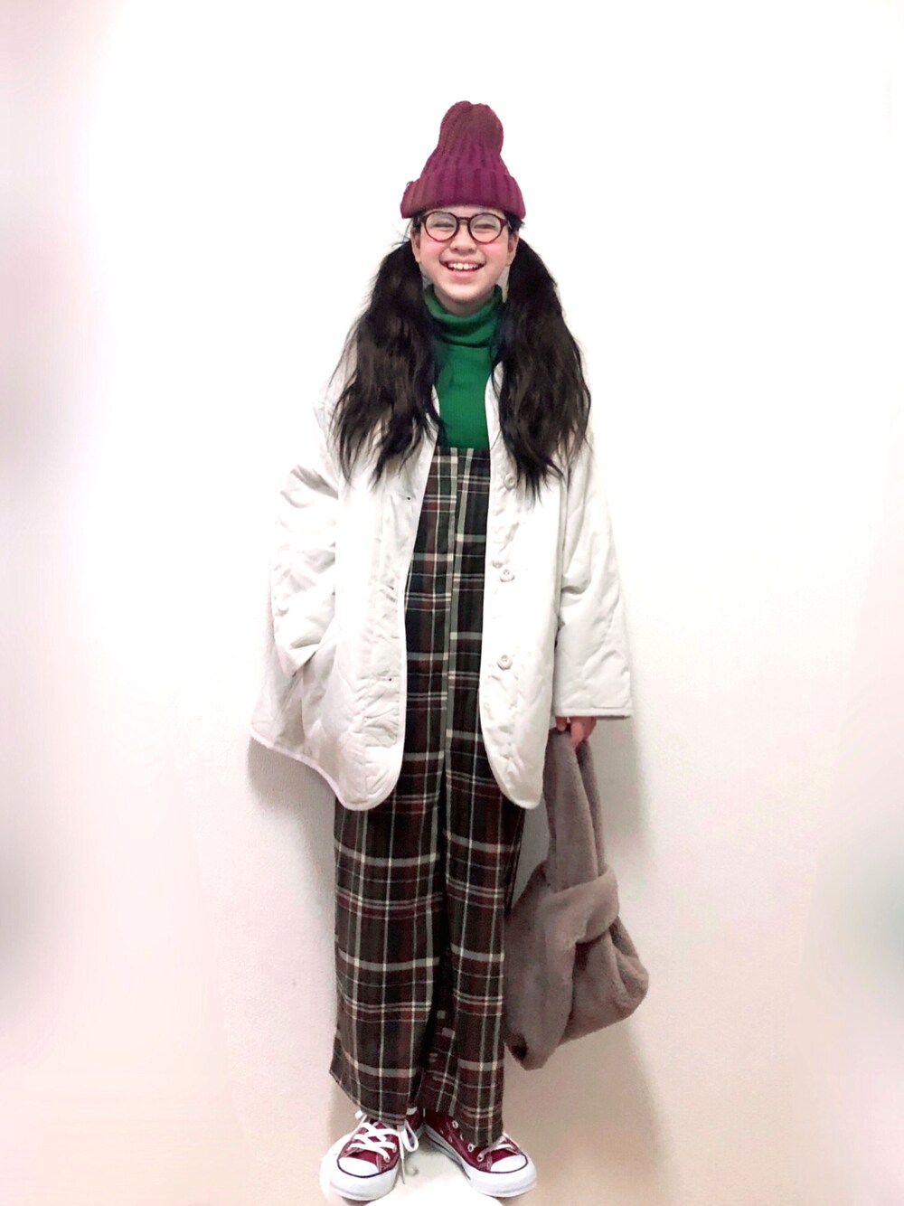 「クリスマスに着たい服、チェック柄に恋してる、クリスマスカラー、クリスマスコーデ、キルティングジャケット、オールインワン、冬コーデ、コンバース、タートルネック、ニット帽、スニーカーコーデ、ファーバッグ、めがね」｜「Javaの《JaVaジャバ コラボ》キッズ ゆるっと暖か、ノーカラーキルティングジャケット（ノーカラージャケット、ホワイト系）」を使った、りちゅ♡♡さん（キッズ・139cm）の冬コーディネートの1枚目の写真
