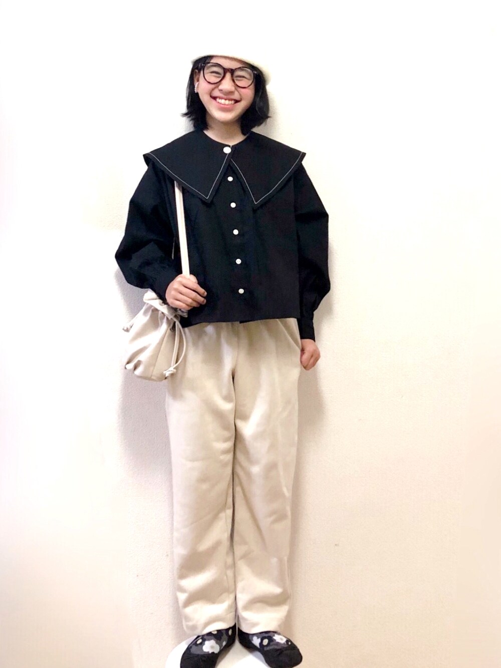「モノトーンコーデ、ビッグカラー、シャツスタイル、ベレー帽、めがね、ショルダーバッグ、ブラウス、UNIQLO、ワイドパンツ、バレーシューズ、モノトーン、小学生」｜「LOWRYS FARMのビッグカラー２ＷＡＹブラウス　162221（シャツ/ブラウス、ブラック系）」を使った、りちゅ♡♡さん（キッズ・145cm）の秋コーディネートの1枚目の写真