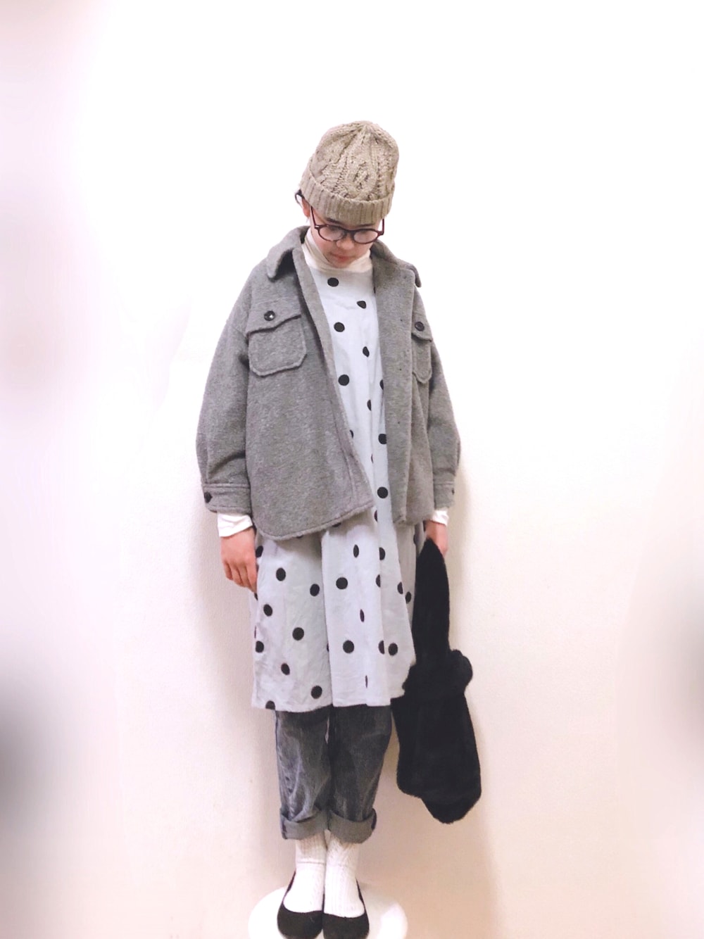 「ドット、ワンピース、バレエシューズ、ニット帽、レイヤードスタイル、タートルネック、ファー小物、デニムパンツ、めがね、CPOジャケット、ローリーズファーム(LOWRYS FARM)」｜「LOWRYS FARMのＣＰＯジャケット/KIDS　832156（その他アウター、グレー系）」を使った、りちゅ♡♡さん（キッズ・139cm）の冬コーディネートの1枚目の写真