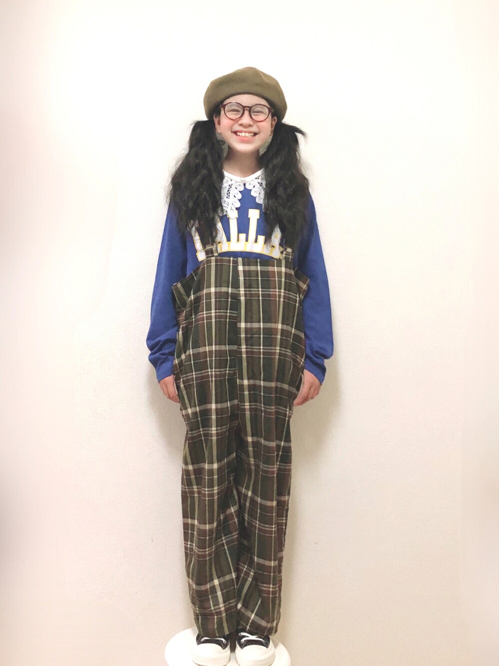 「チェック、ロゴT、ベレー帽、オールインワン、めがね、つけ襟、秋服準備はじめました、チェッカーずまつり2021秋、markey's」｜「antiquaのワイドでラフに着こなせる、レトロな雰囲気繕う。チェック柄サロペット（サロペット/オーバーオール、その他）」を使った、りちゅ♡♡さん（キッズ・139cm）の秋コーディネートの1枚目の写真