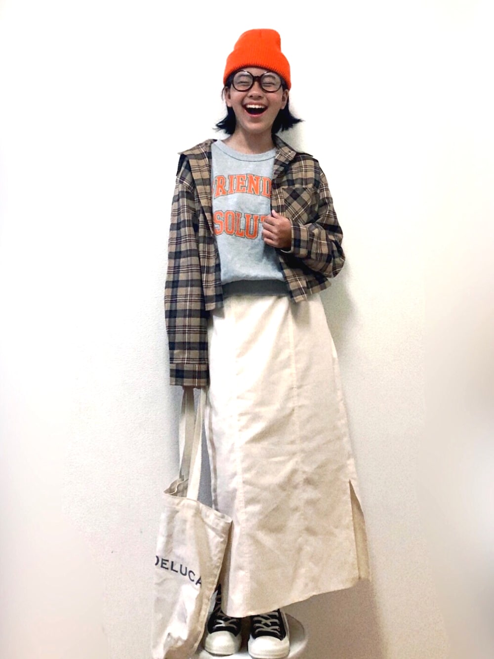 「チェックシャツ、チェック、チェッカーず2023、秋服、古着MIX、ロゴスウェット、オレンジ、ニット帽」｜「chocol raffine robeのアイテム（スカート、ベージュ系）」を使った、りちゅ♡♡さん（キッズ・148cm）の秋コーディネートの1枚目の写真