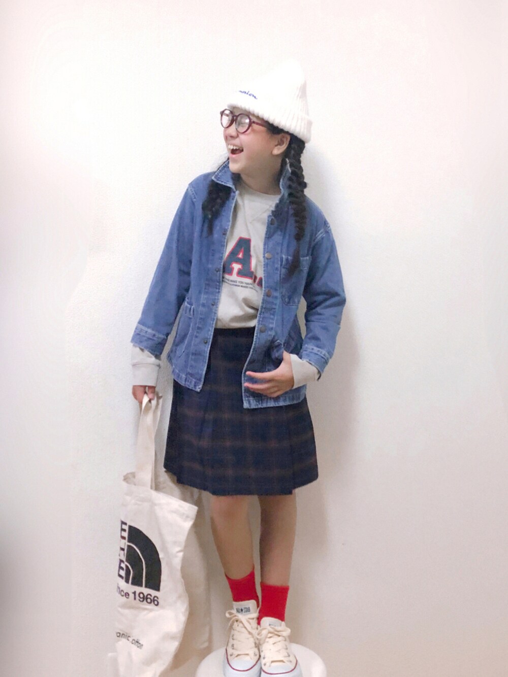「チェック、デニム、トートバッグ、ニット帽、UNIQLO、GU、プチプラ、チェックスカート、チェッカーず2021、チェッカーずまつり2021秋告知、ロンT」｜「BREEZEの3柄カレッジロゴＴシャツ（Tシャツ/カットソー、ベージュ系）」を使った、りちゅ♡♡さん（キッズ・139cm）の秋コーディネートの1枚目の写真