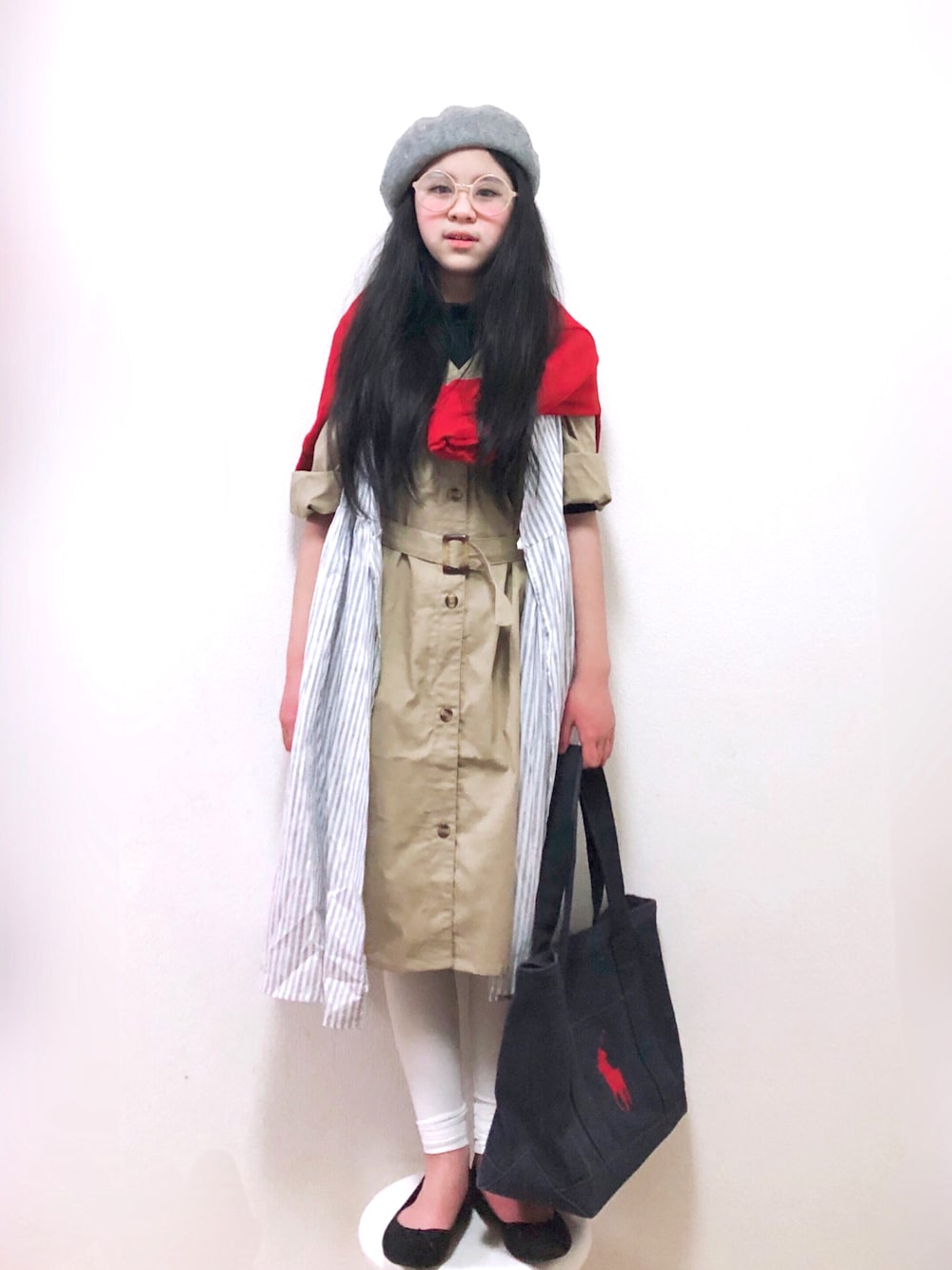 「ワンピース、ストライプ、肩がけ、hokkoriko、レギンス、ベレー帽、めがね、ootd、おしゃれさんと繋がりたい、肩掛けカーデ、シャツスタイル」｜「ikkaの【キッズ】トレンチシャツワンピース（120~160cm）（シャツワンピース、ベージュ系）」を使った、りちゅ♡♡さん（キッズ・142cm）の春コーディネートの1枚目の写真