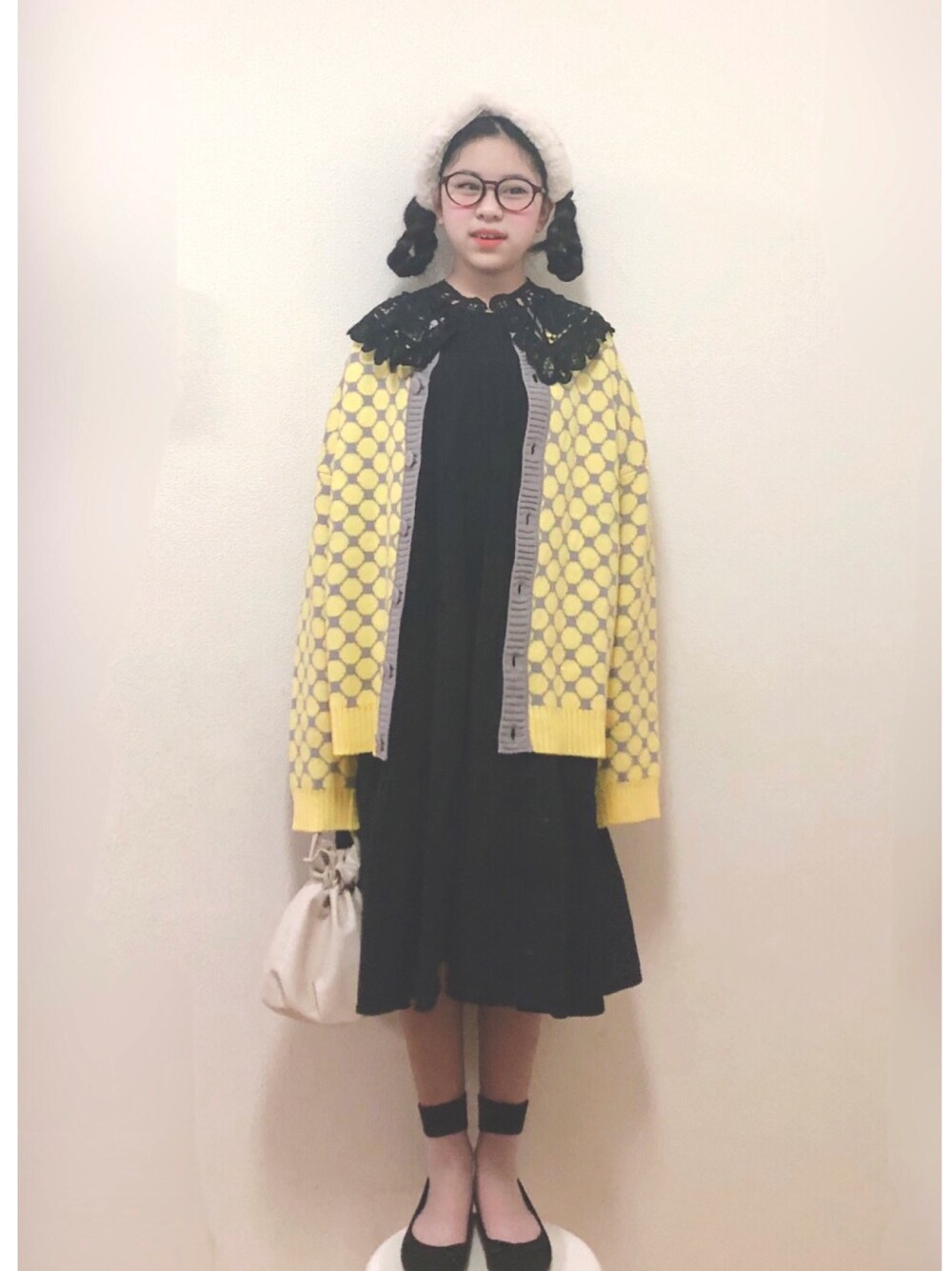 「ニット、ワンピース、めがね、ドット、バレーシューズ、巾着バッグ、つけ襟、ファー小物」｜「antiquaの配色ドットニットカーデ（カーディガン/ボレロ、イエロー系）」を使った、りちゅ♡♡さん（キッズ・139cm）の秋コーディネートの1枚目の写真