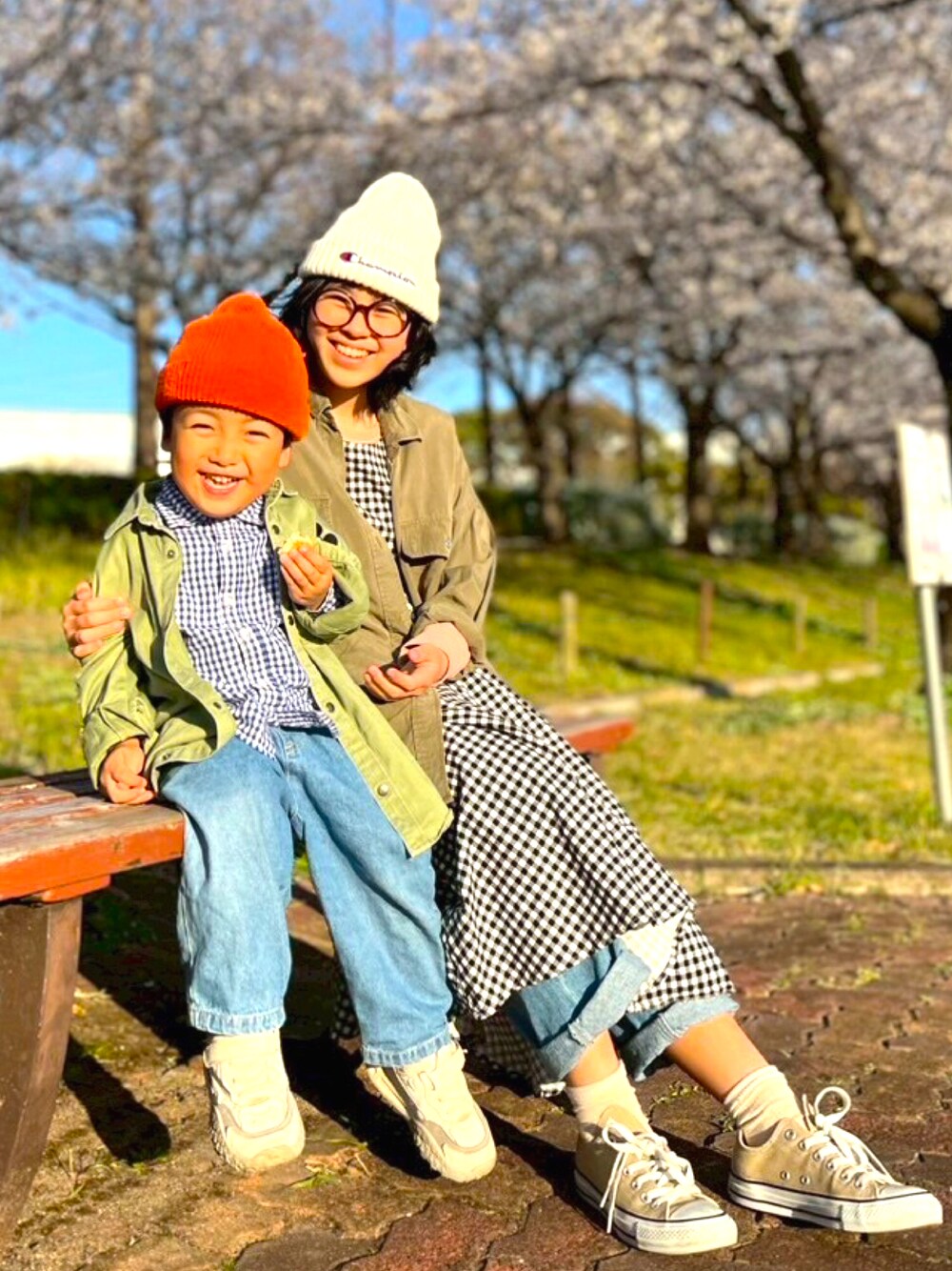 「チェック、ギンガムチェック、お花見、デニム、コンバース、ワンピース、春コーデ、メガネ女子、レイヤードスタイル、リンクコーデ、デニムパンツ、古着MIX」｜「CONVERSEのCanvas All Star Colors Ox 32860669（スニーカー、ベージュ系）」を使った、りちゅ♡♡さん（キッズ・149cm）の春コーディネートの1枚目の写真