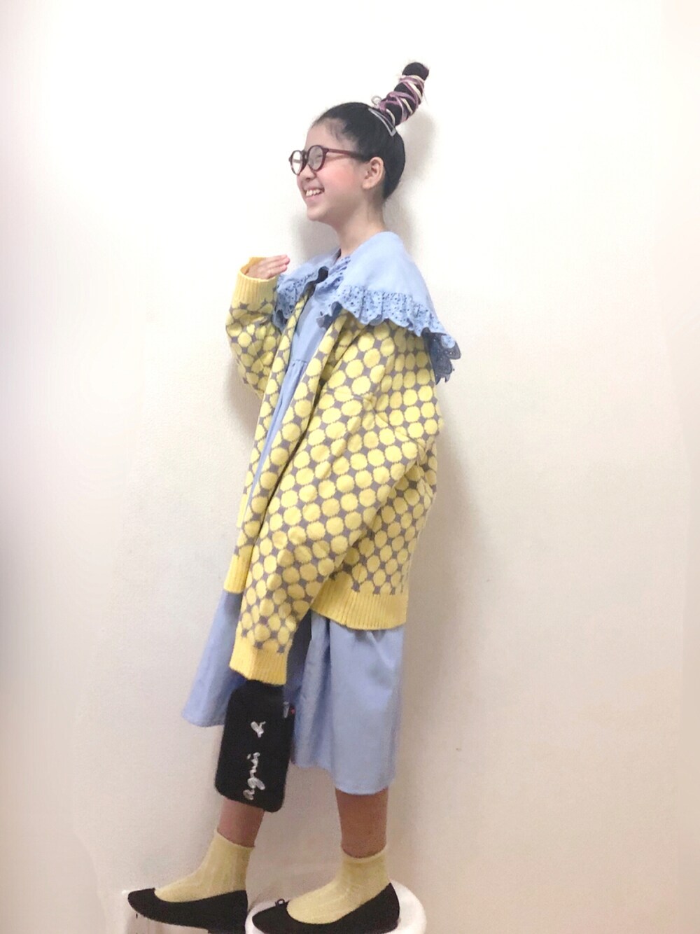 「ドット、カーディガン、ビッグカラー、ワンピース、ツノヘアー、イエロー、ootd」｜「antiquaの配色ドットニットカーデ（カーディガン/ボレロ、イエロー系）」を使った、りちゅ♡♡さん（キッズ・136cm）の秋コーディネートの1枚目の写真
