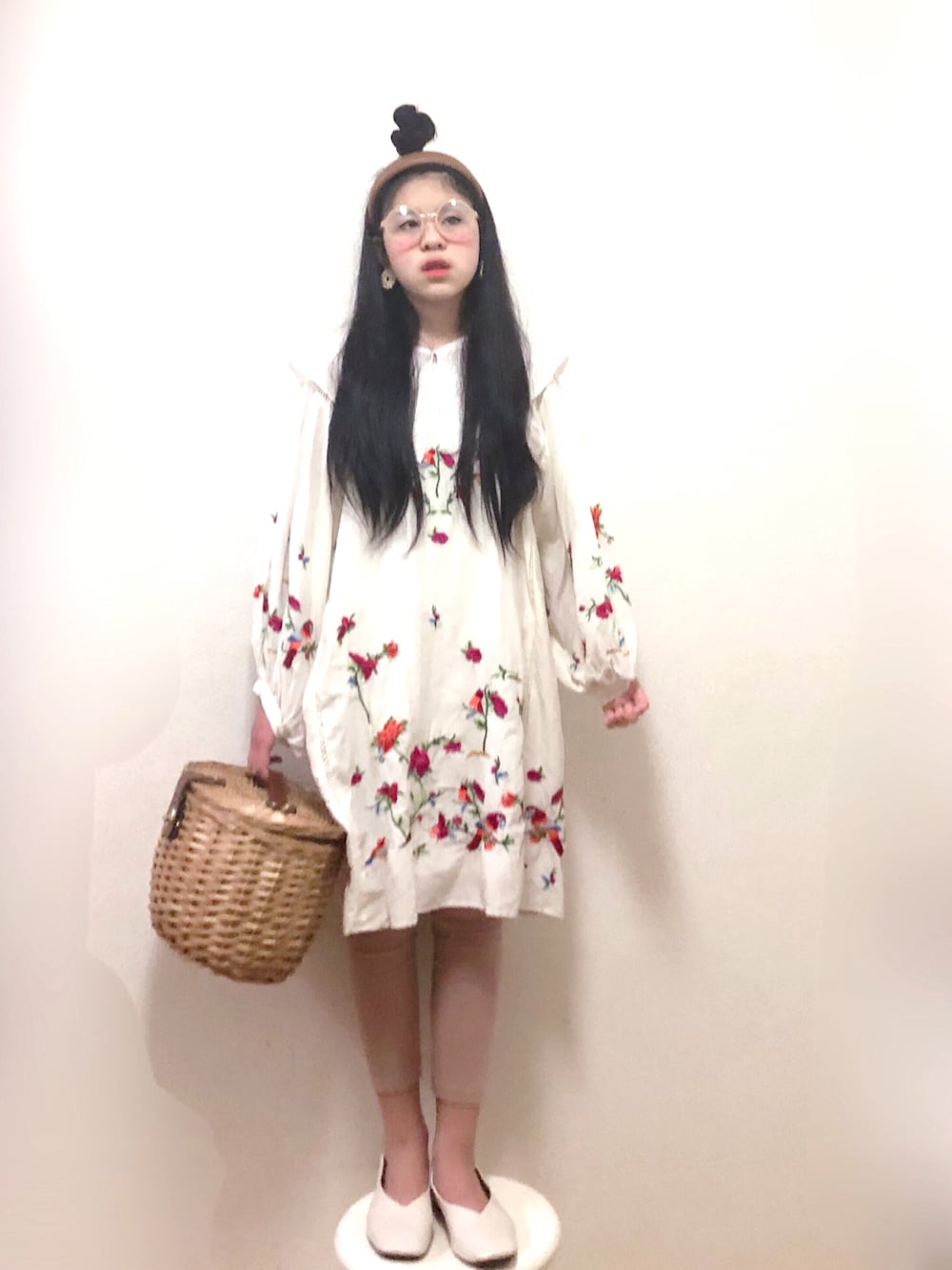 「春カラー、ピンク、刺繍、ワンピース、ビッグカラー、つけ襟、カチューシャ、めがね、春服みてみて、かごバッグ、GU、ZARA、春コーデ、Taiwan、花柄」｜「ZARAのアイテム（チュニック、ホワイト系）」を使った、りちゅ♡♡さん（キッズ・139cm）の春コーディネートの1枚目の写真