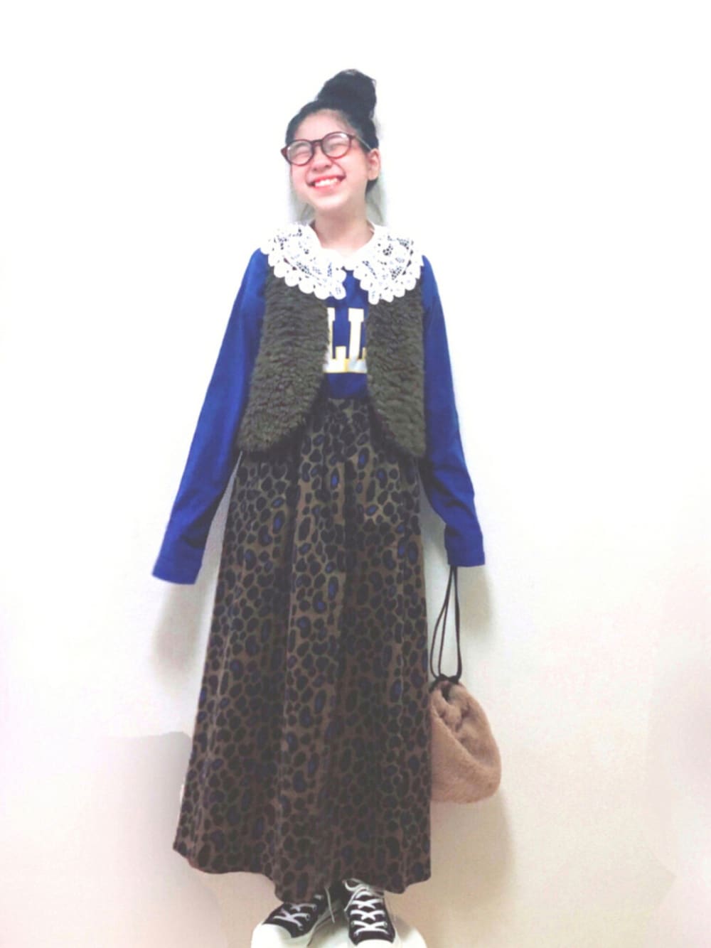 「コンバース、コーデュロイ、ロゴT、レオパード、めがね、ベスト、ロングスカート、おだんごヘアー、だから秋服が好き、markey's」｜「Life Support Productsの【コットンUSA】プリントロンT（L-6697/80～160cm）（Tシャツ/カットソー、ブルー系）」を使った、りちゅ♡♡さん（キッズ・139cm）の秋コーディネートの1枚目の写真