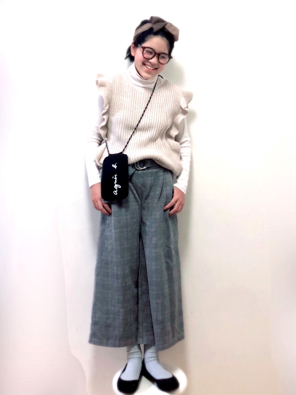 「秋服準備はじめました、ヘアバンド、ベスト、タートルネック、グレンチェック、パンプス、ポシェット、シンプルコーデ、チェッカーず2022、ハイウエスト、ニットベスト」｜「H&MのH&M Ribbed Turtleneck Top（ニット/セーター、ホワイト系）」を使った、りちゅ♡♡さん（キッズ・145cm）の秋コーディネートの1枚目の写真