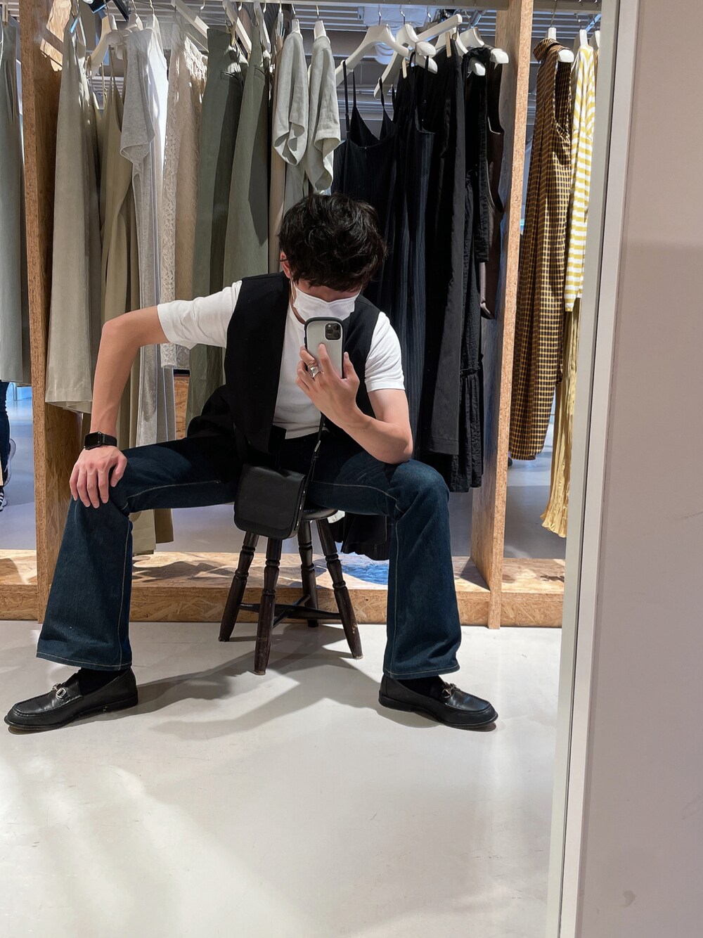 ホワイト系のTシャツ/カットソー、ブラック系のテーラードジャケット、ブラック系のローファーを着用したメンズの夏コーディネートの1枚目の写真