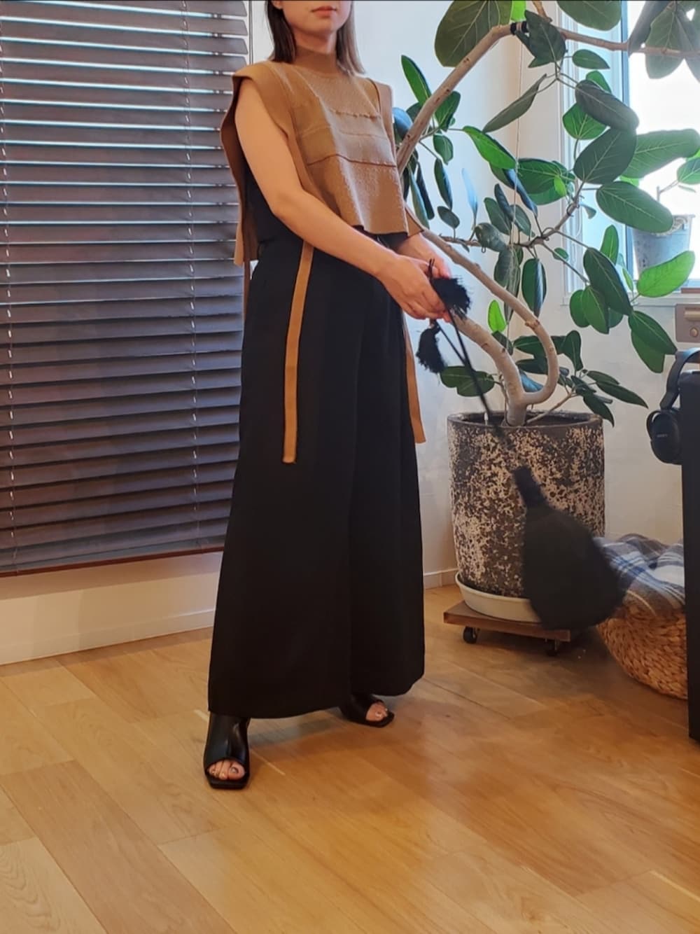 「シンプルコーデ、大人カジュアル」｜「TODAYFULのアイテム（ベスト、ベージュ系）」を使った、yuniさん（レディース・155cm）の春コーディネートの1枚目の写真