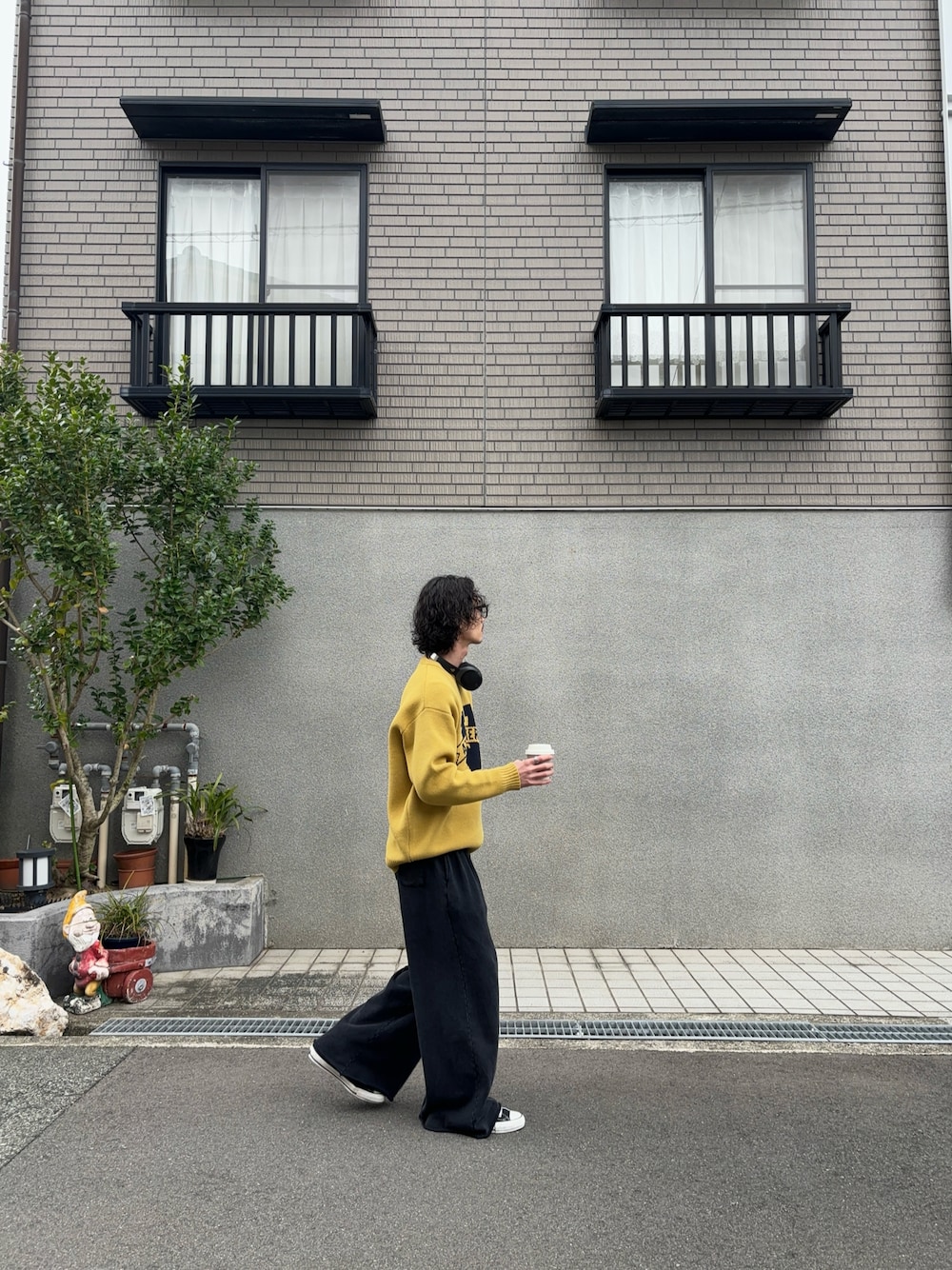 「セーター、スウェットパンツ、スニーカー、春服、春服コーデ、ゆるコーデ、デートコーデ、キレイめカジュアル、ノームコア、ストリートシック、大人カジュアル、古着MIX、古着コーデ、古着男子、おしゃれさんと繋がりたい」｜「BAYFLOWのアイテム（ニット/セーター、イエロー系）」を使った、ヒロさん（メンズ・177cm）の春コーディネートの1枚目の写真