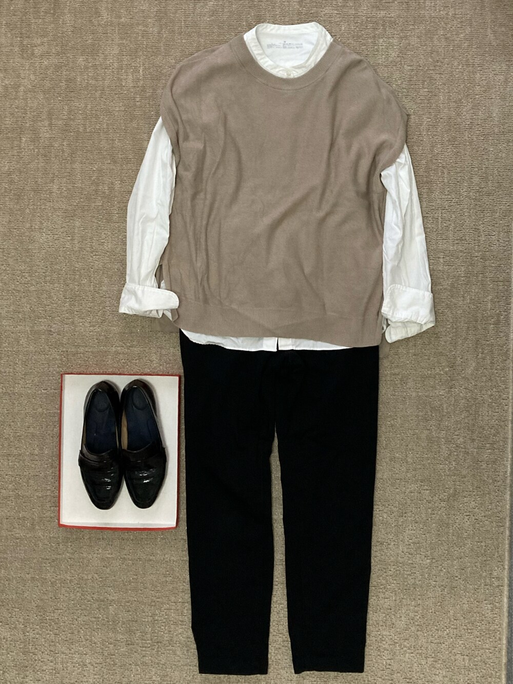 「無印良品のアイテム（シャツ/ブラウス、ホワイト系）」を使った、kntwさん（レディース・155cm）の秋コーディネートの1枚目の写真