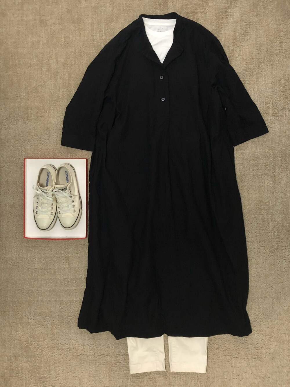 「無印良品のアイテム（Tシャツ/カットソー、ホワイト系）」を使った、kntwさん（レディース・155cm）の秋コーディネートの1枚目の写真