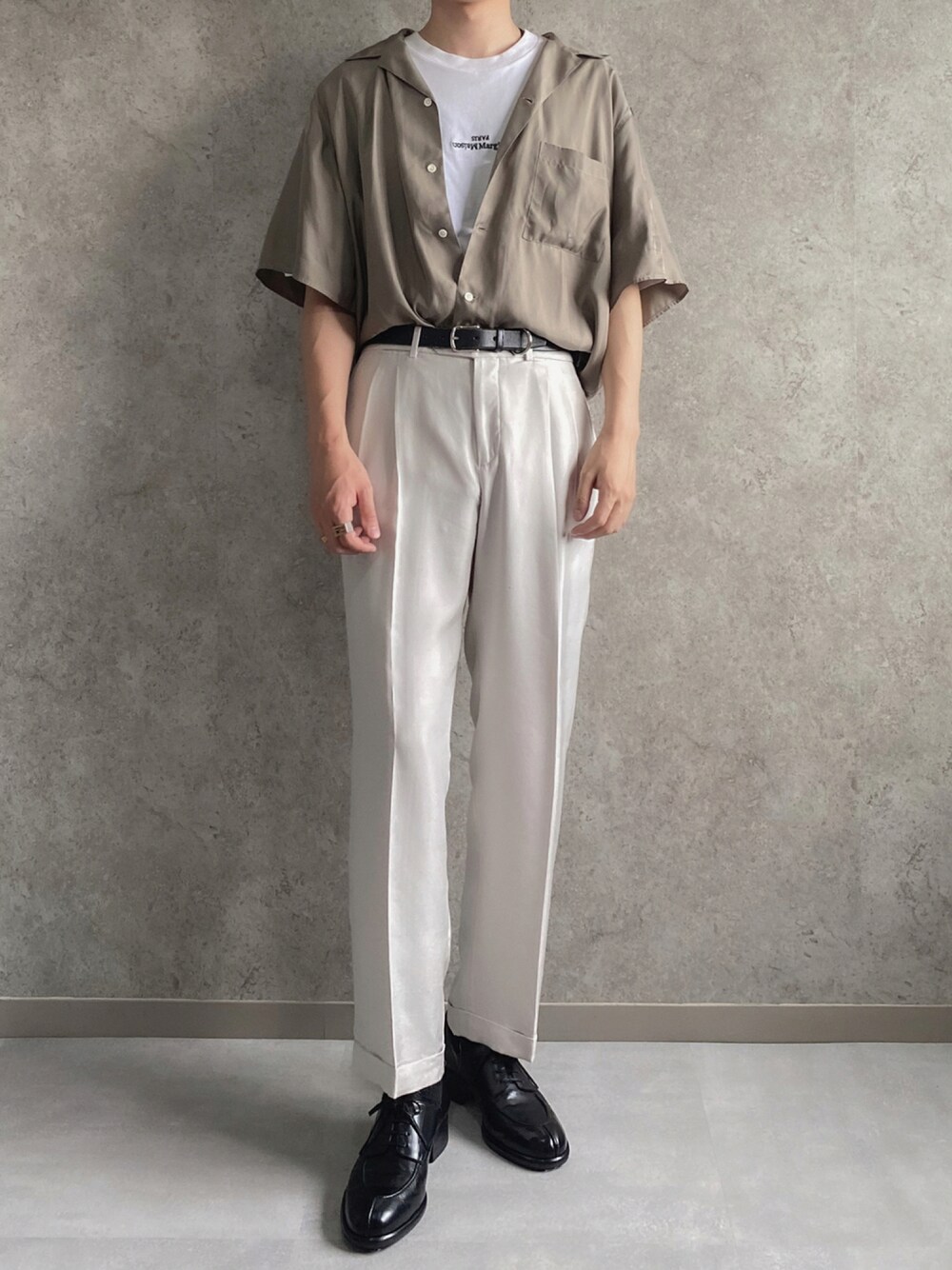 ホワイト系のTシャツ/カットソー、ベージュ系のシャツ/ブラウス、ホワイト系のスラックスを着用したメンズの夏コーディネートの1枚目の写真