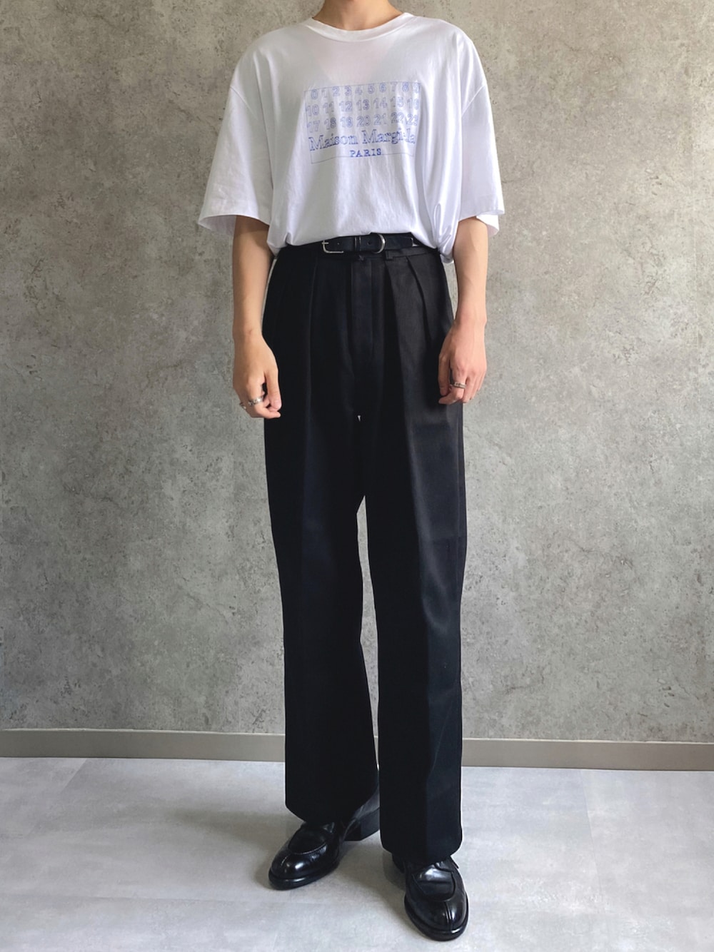 ホワイト系のTシャツ/カットソー、ブラック系のスラックス、ブラック系のドレスシューズを着用したメンズの夏コーディネートの1枚目の写真