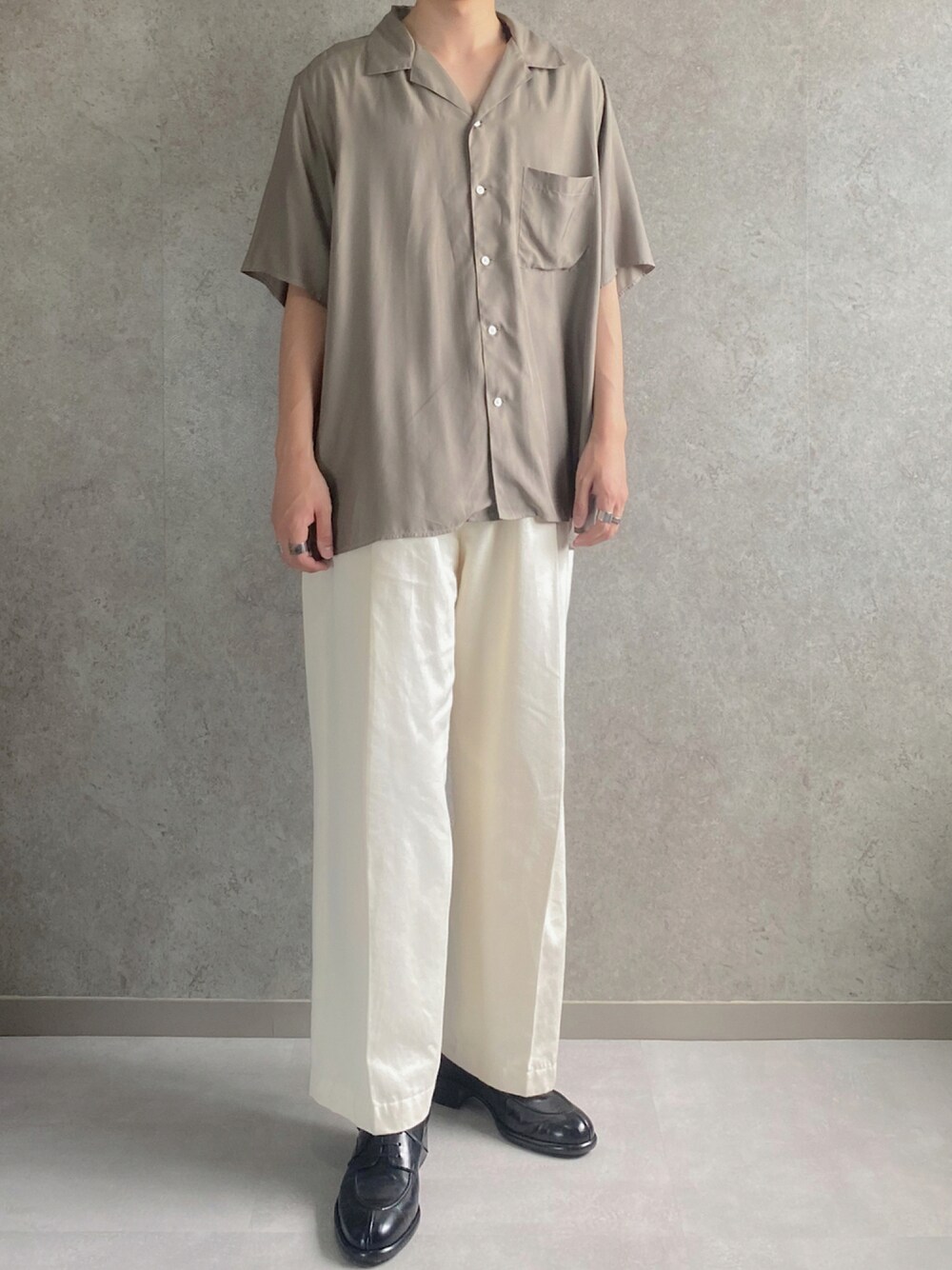 ベージュ系のシャツ/ブラウス、ホワイト系のスラックス、ブラック系のドレスシューズを着用したメンズの夏コーディネートの1枚目の写真