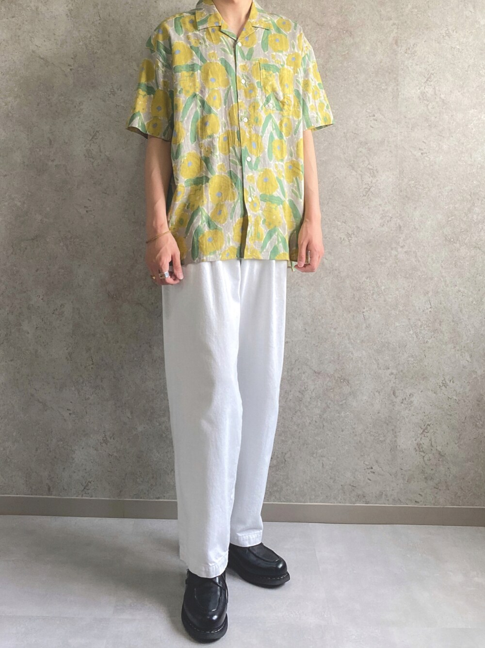 イエロー系のシャツ/ブラウス、ホワイト系のデニムパンツ、ブラック系のドレスシューズを着用したメンズの夏コーディネートの1枚目の写真