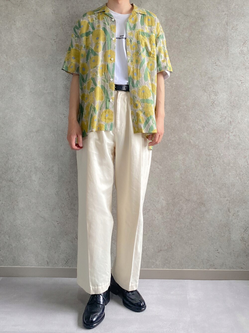 ホワイト系のTシャツ/カットソー、イエロー系のシャツ/ブラウス、ホワイト系のスラックスを着用したメンズの夏コーディネートの1枚目の写真