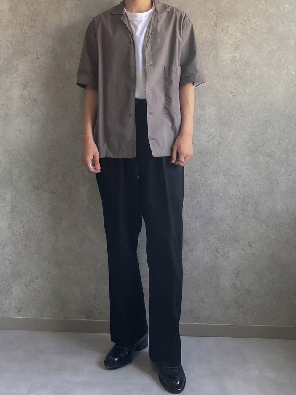 ベージュ系のシャツ/ブラウス、ホワイト系のTシャツ/カットソー、ブラック系のスラックスを着用したメンズの夏コーディネートの1枚目の写真